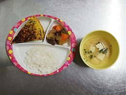 調理師さんが栄養満点の美味しい給食を毎日作ってくれます!