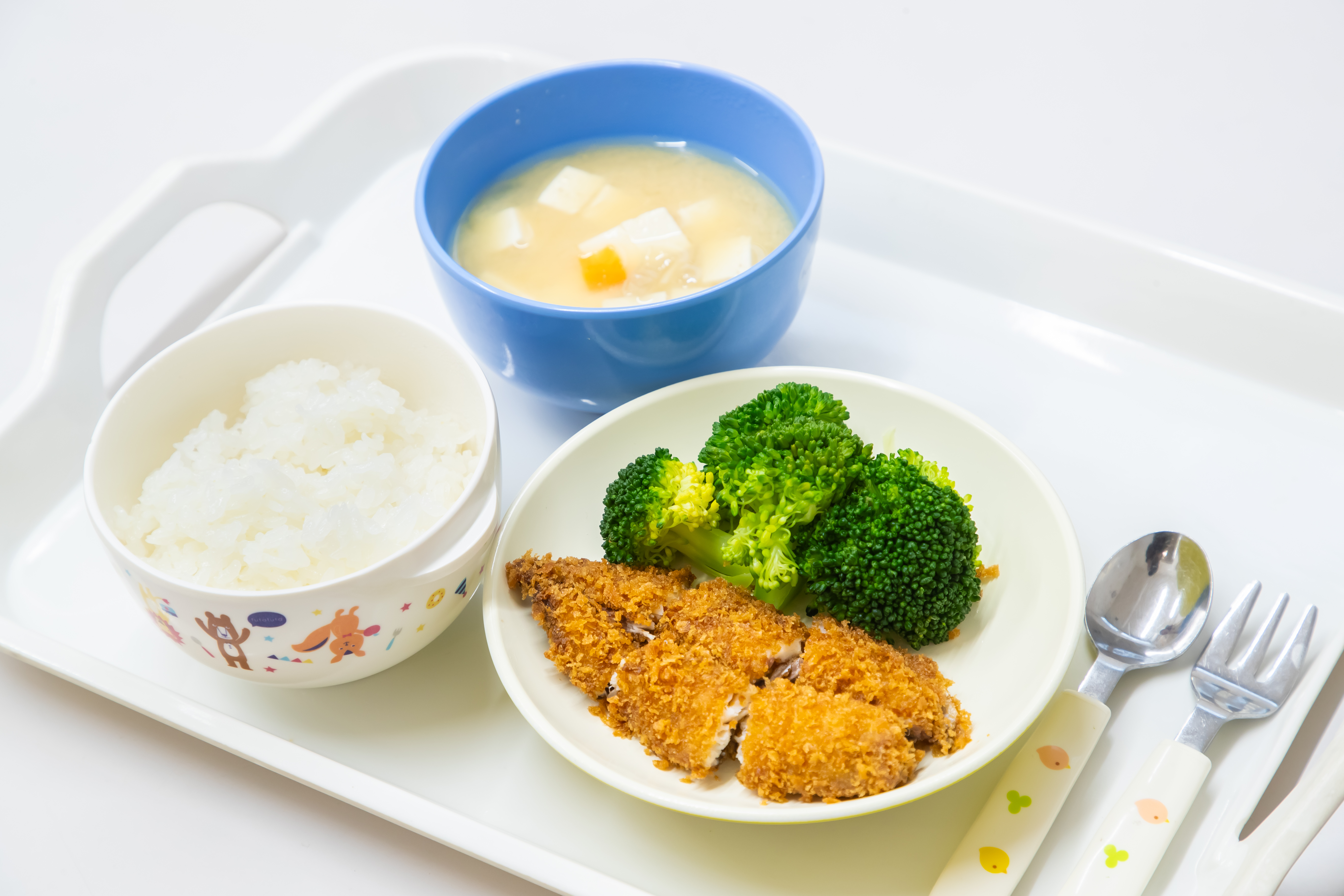 調理師さんが栄養満点の美味しい給食を毎日作ってくれます！