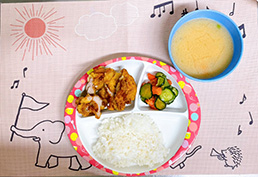 調理師さんが栄養満点の美味しい給食を毎日作ってくれます!
